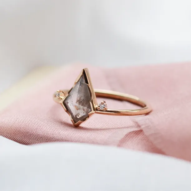 Zásnubní prsten se salt'n'pepper diamantem SALLYX Image