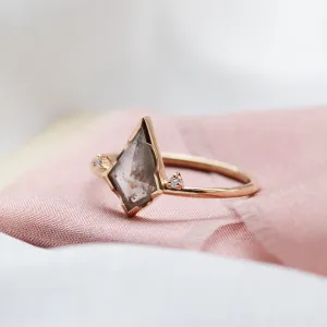 Zásnubní prsten se salt'n'pepper diamantem SALLYX Thumbnail