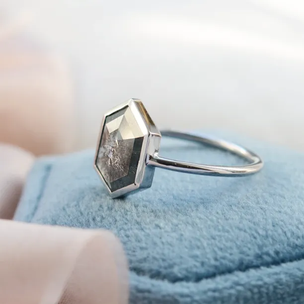 Vintage zásnubní prsten se salt and pepper diamantem CARRA Image