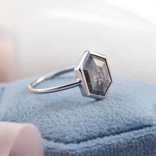 Vintage zásnubní prsten se salt and pepper diamantem CARRA Image