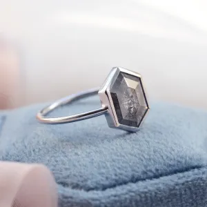 Vintage zásnubní prsten se salt and pepper diamantem CARRA Thumbnail