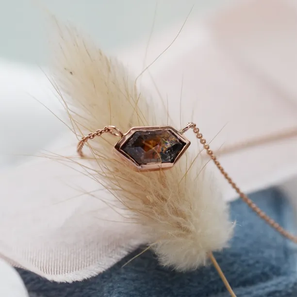 Zlatý náhrdelník s hexagon salt and pepper diamantem PERTH Image