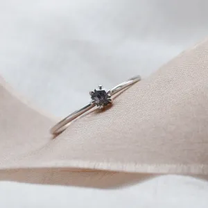Minimalistický prsten se salt and pepper diamantem ELLAX Thumbnail