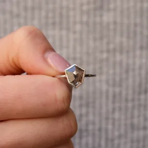 Zlatý prsten s hexagon salt and pepper diamantem CIARO Thumbnail