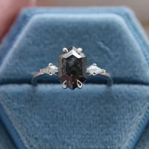 Zásnubní prsten s hexagon salt´n´pepper diamantem CARLO Thumbnail