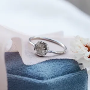 Minimalistický prsten se salt'n'pepper diamantem CUSCINOS Thumbnail