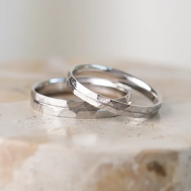 Elegantní snubní prsteny s tepaným povrchem a linií LADO Image