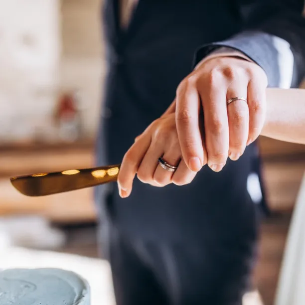 Elegantní snubní prsteny s tepaným povrchem a linií LADO Image