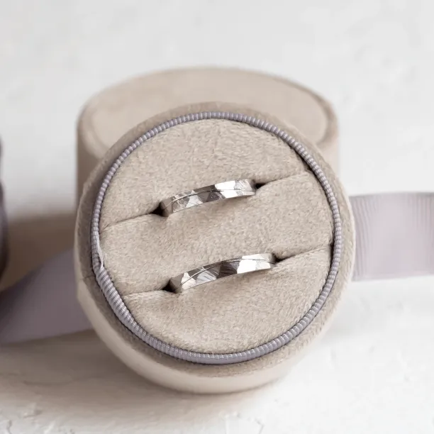 Zlaté snubní prsteny s tepaným povrchem a linkou LIDO Image