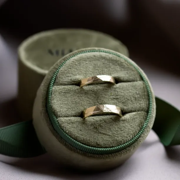 Zlaté snubní prsteny s tepaným povrchem a linkou LIDO Image