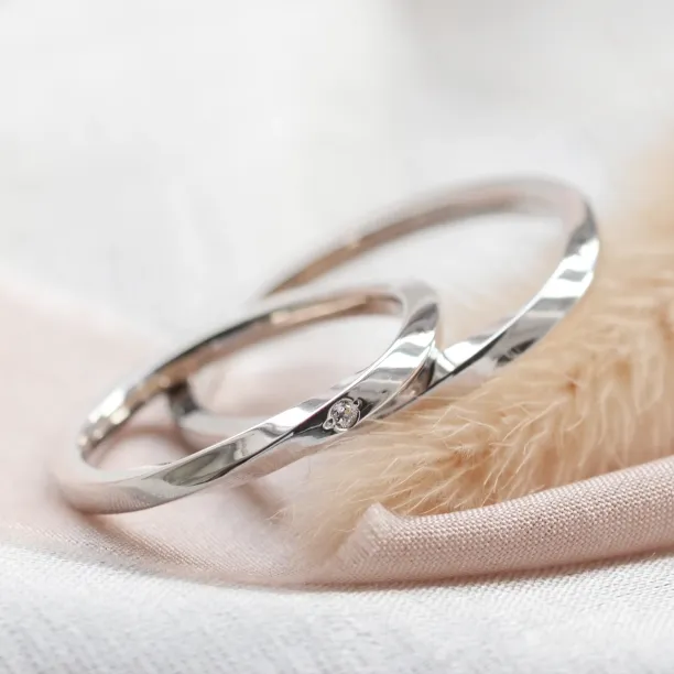 Elegantní snubní prsteny s propletením a diamantem TWIST Image