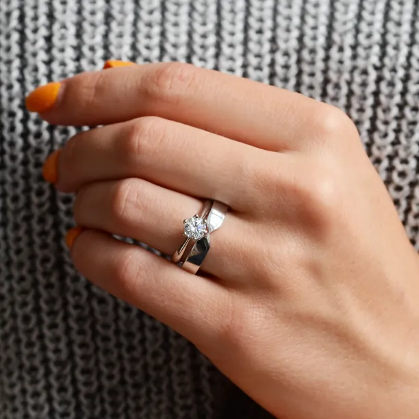 Zlaté snubní prsteny se zúženým středem TAPPI Image