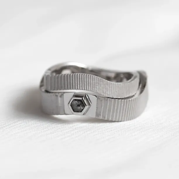 Netradiční snubní prsteny se salt and pepper diamantem JACKLYN Image