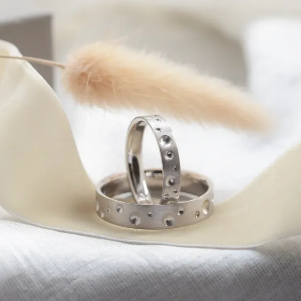 Netradičně vesmírné snubní prsteny SELENE Image