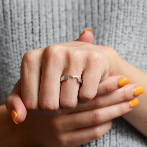 Zlaté snubní prsteny s výřezem srdcem LOVE Image