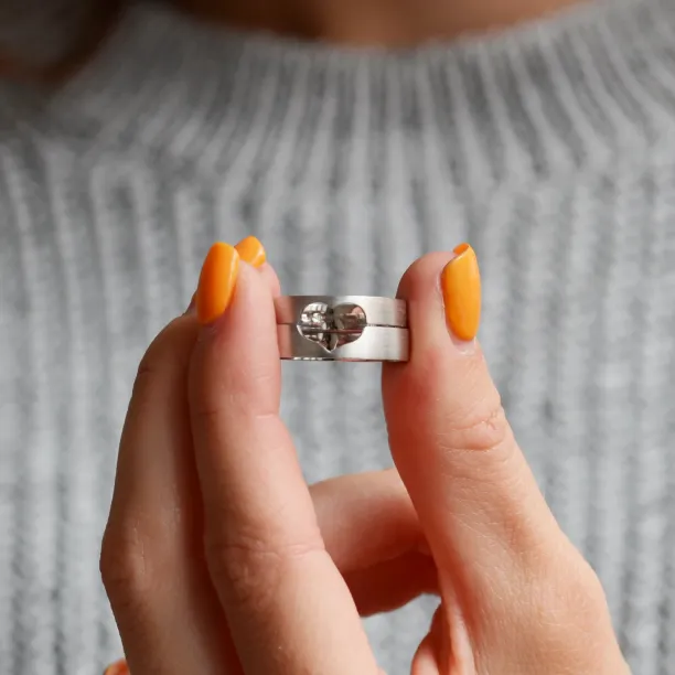 Zlaté snubní prsteny s výřezem srdcem LOVE Image