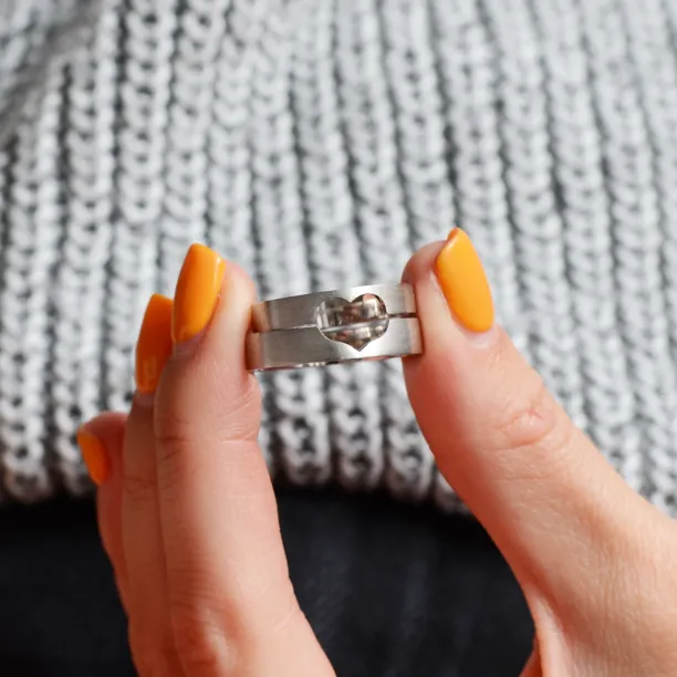 Zlaté snubní prsteny s výřezem srdcem LOVE Image