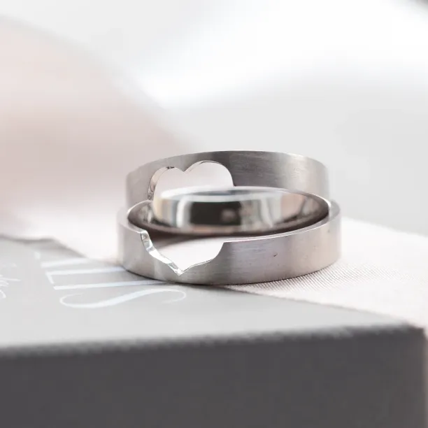 Zlaté snubní prsteny s výřezem srdcem LOVE Image