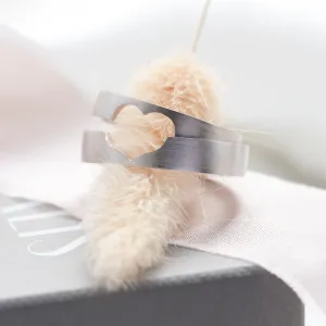 Zlaté snubní prsteny s výřezem srdcem LOVE Thumbnail