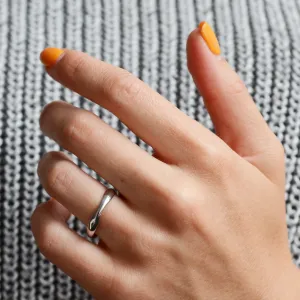 Irregular wedding bands in solid gold RUFFLE