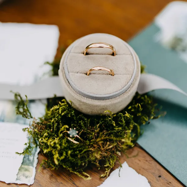 Irregular wedding bands in solid gold RUFFLE Image