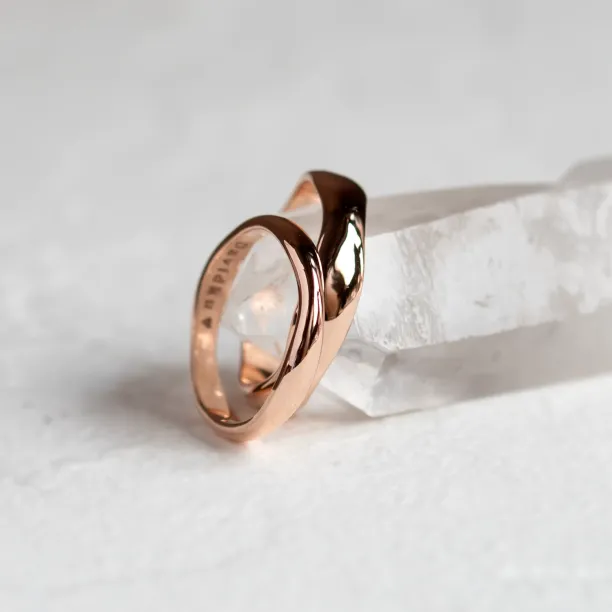 Irregular wedding bands in solid gold RUFFLE Image