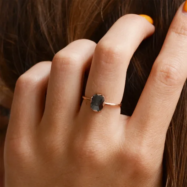 Zlatý prsten se salt'n'pepper diamantem v art deco stylu ARTISTA Image