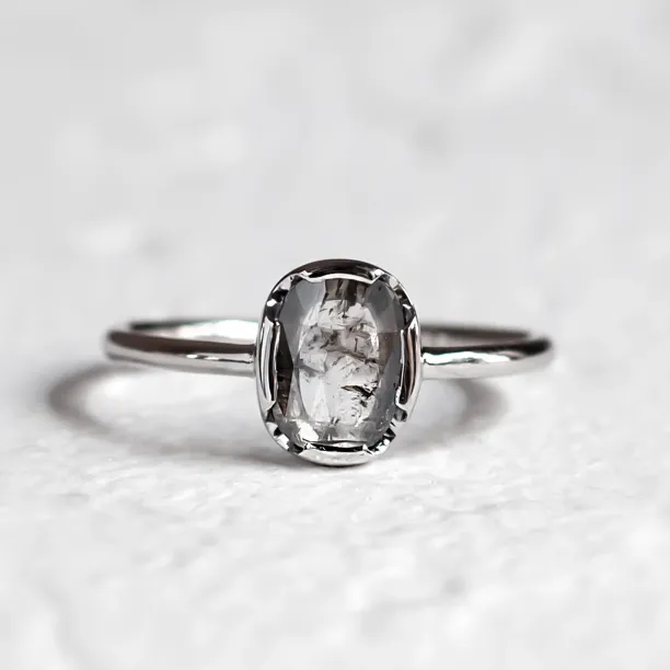 Zlatý prsten se salt'n'pepper diamantem v art deco stylu ARTISTA Image