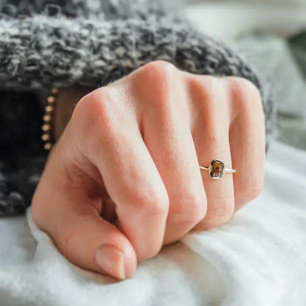 Zlatý prsten se salt'n'pepper diamantem v art deco stylu ARTISTA Image