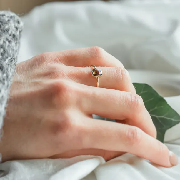 Zlatý prsten se salt'n'pepper diamantem v art deco stylu ARTISTA Image