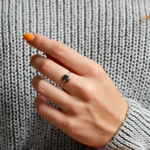 Zlatý prsten se salt'n'pepper diamantem v art deco stylu ARTISTA Thumbnail