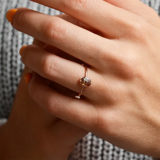 Zlatý prsten se salt'n'pepper diamantem v art deco stylu ARTISTA Image