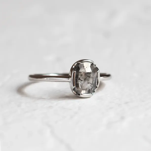 Zlatý prsten se salt'n'pepper diamantem v art deco stylu ARTISTA Image