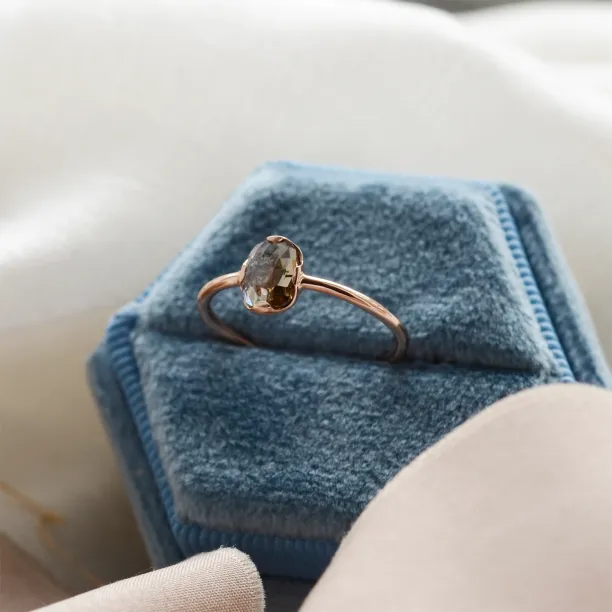 Zlatý prsten se salt'n'pepper diamantem v art deco stylu ARTISTA Image