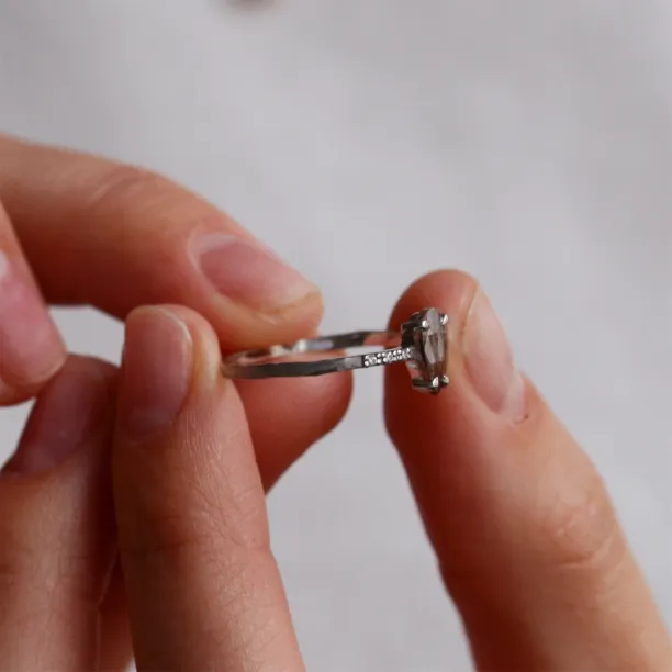 Organický zásnubní prsten se salt'n'pepper diamanty JACQUELINE Image