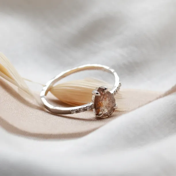 Organický zásnubní prsten se salt'n'pepper diamanty JACQUELINE Image