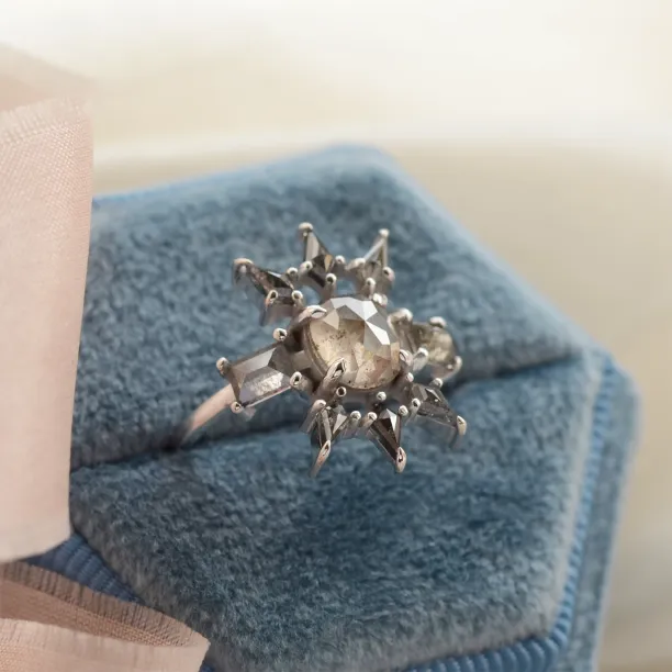 Luxusní zlatý prsten se salt'n'pepper diamanty AURORA Image