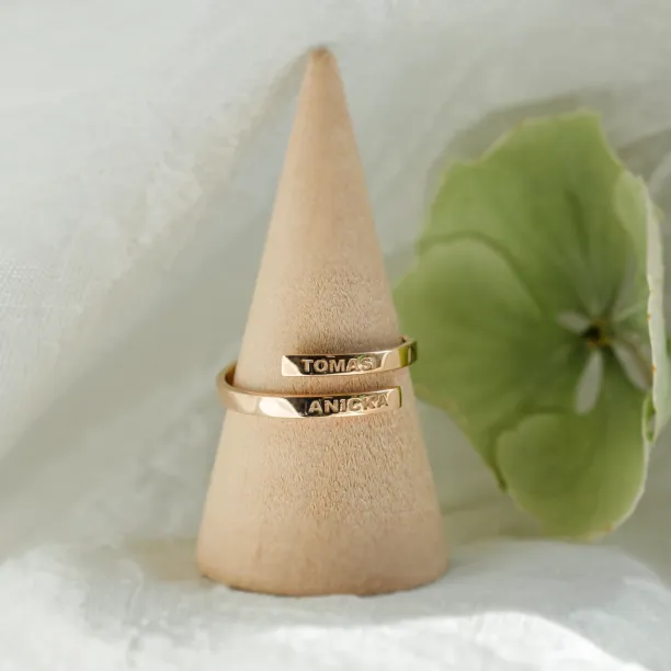 Zlatý spirálovitý prsten se jménem dítěte MATTEO Image