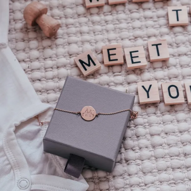 Zlatý náramek se symbolem rodiny a s diamantem ZERAX Image