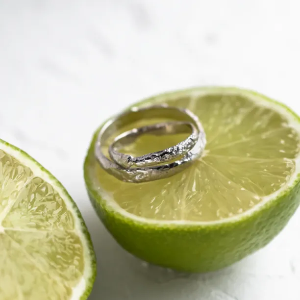 Zlaté snubní prsteny se strukturou měsíce APOLLO Image