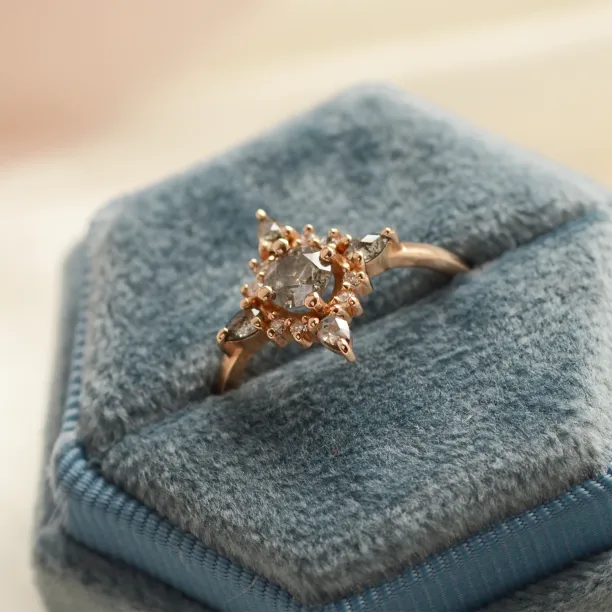 Unikátní cluster prsten se salt'n'pepper diamanty RAVENNA Image