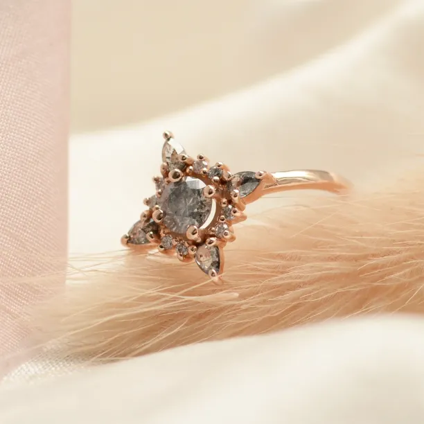 Unikátní cluster prsten se salt'n'pepper diamanty RAVENNA Image