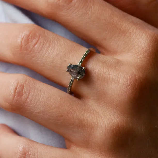 Zlatý zásnubní prsten se salt'n'pepper diamanty JACQUETTE  Image