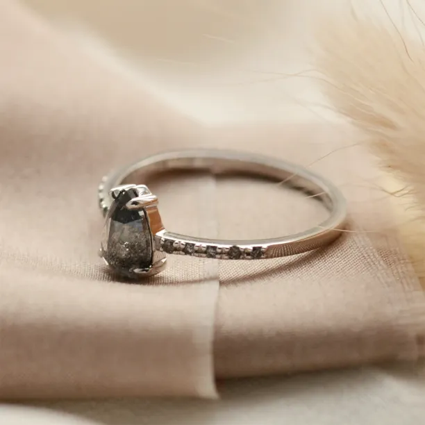 Zlatý zásnubní prsten se salt'n'pepper diamanty JACQUETTE  Image