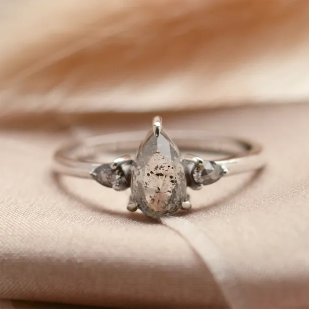 Zlatý prsten s pear salt'n'pepper diamanty JACOBELLA Image