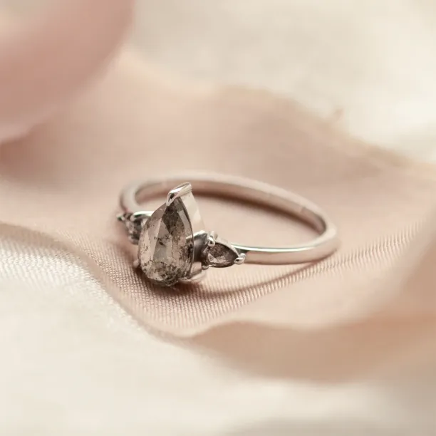 Zlatý prsten s pear salt'n'pepper diamanty JACOBELLA Image