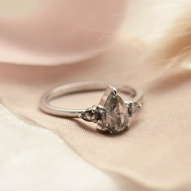 Zlatý prsten s pear salt'n'pepper diamanty JACOBELLA Image