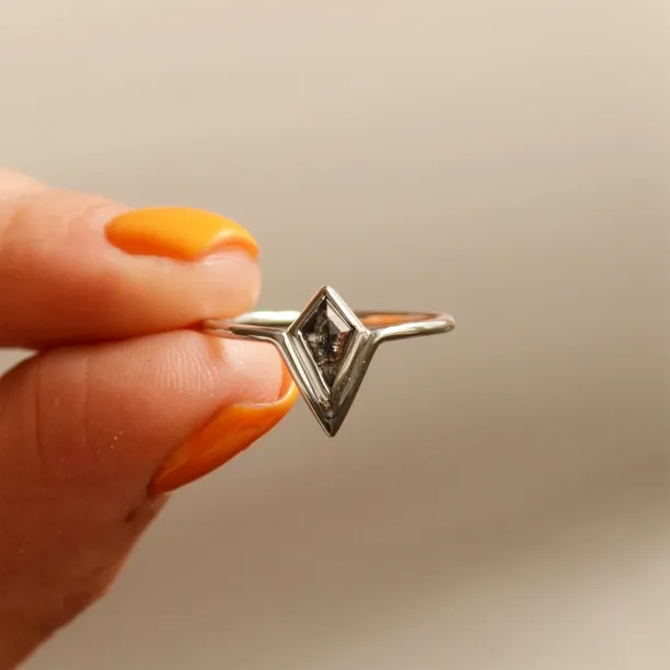Non-traditional ring with kite salt'n'pepper diamond GIRALDA Image