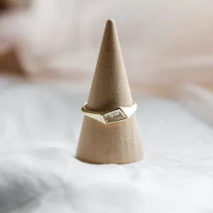 Gold atypical ring with asymmetric pink sapphire EDITH Thumbnail