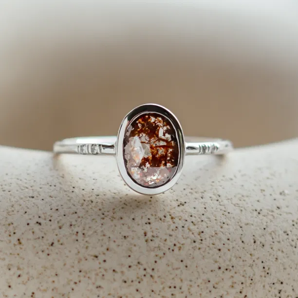 Zlatý prsten s oválným salt'n'pepper diamantem FIORELLA Image